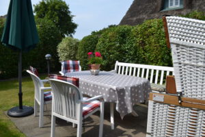 d12_05 Gartenmöbel mit Strandkorb